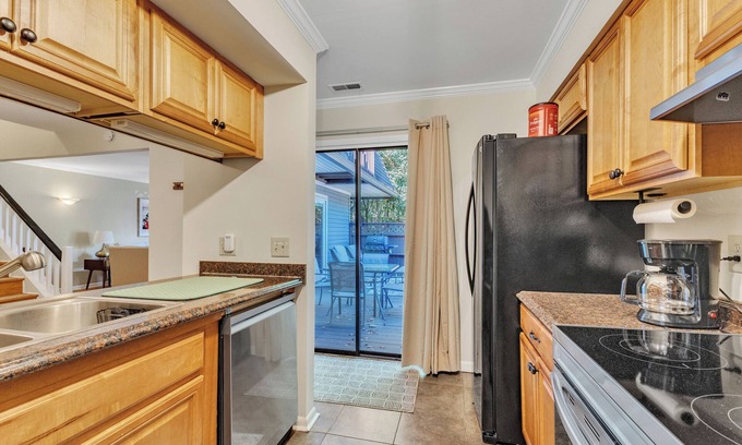 Chapel Hill House | Stylish 2-bedroom townhome with large deck, and pool in fabulous Chapel Hill