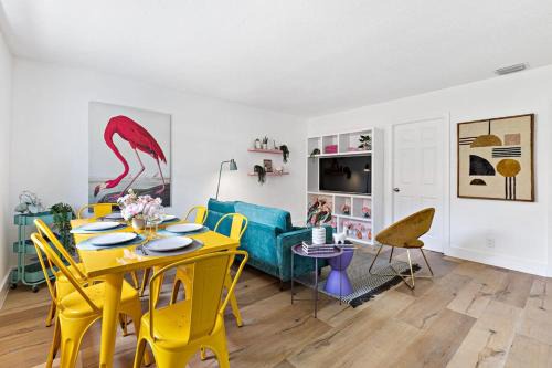 Sailboat Bend House | Stylish 2 BR Condo - Free Parking on Premises
