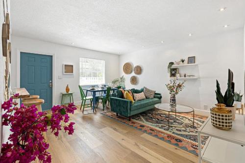 Sailboat Bend House | Stylish 2 BR condo - close to Riverwalk