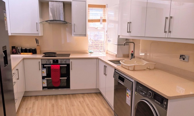 Canbury Apartment | Stylish 2-Bed Apartment Near Richmond Park
