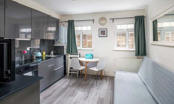 Hoxton West Apartment | Stylish 2BD City Haven near Angel and Shoreditch