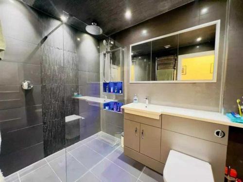 Copers Cope Apartment | Stylish 2BD Flat with Parking Beckenham