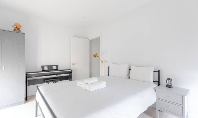 Elephant and Castle Apartment | Stylish 2BD Oasis with Balcony, South East London