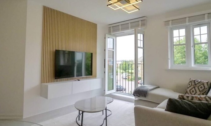 Eastleigh Apartment | Stylish 2BD Perfect for Couples Eastleigh