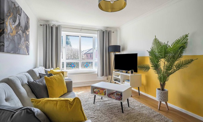 Wythenshawe Apartment | Stylish 2BR Apartment near MCR Airport