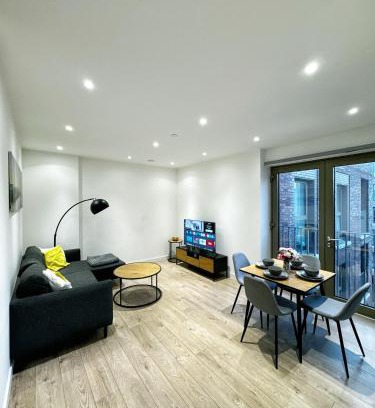 Coldharbour Apartment | Stylish 2BR Apartment with Balcony & Views