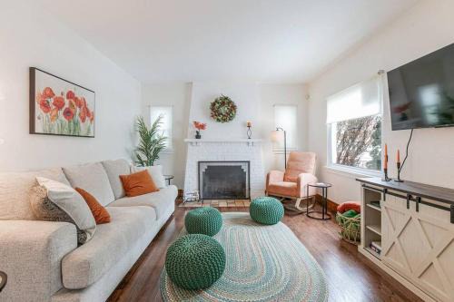 South Bend House | Stylish 2br Cozy Home 10min Drive from ND!