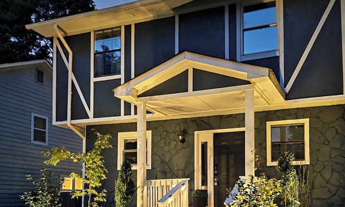 Smyrna House | Stylish 2BR Townhome 1.6 miles to the Battery!