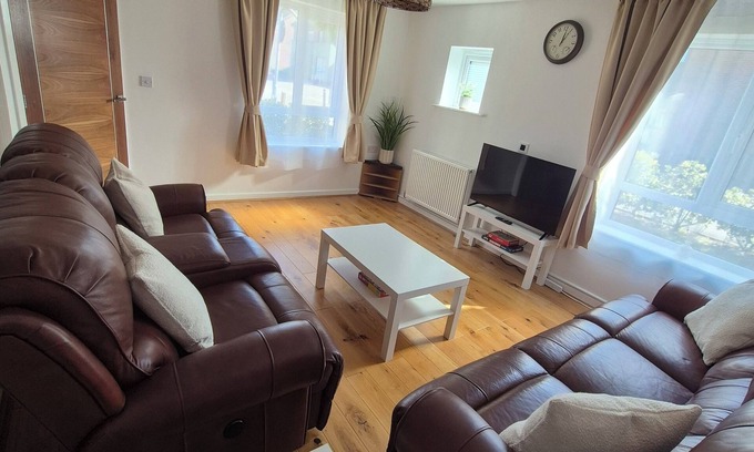 Hull House | Stylish 3-Bedroom House in Kingston Upon Hull – Perfect for Families & Groups