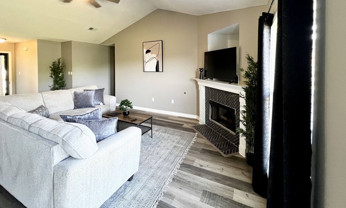 Southaven House | Stylish 3 Bed 2 Bath Home close to parks and shops!