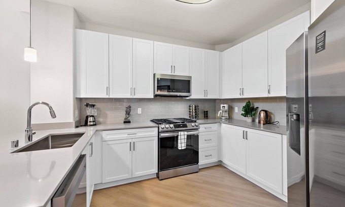 Irvine Business Complex Apartment | Stylish 3 Bed in the Heart of Irvine. Centrally Located, Beautifully Decorated.