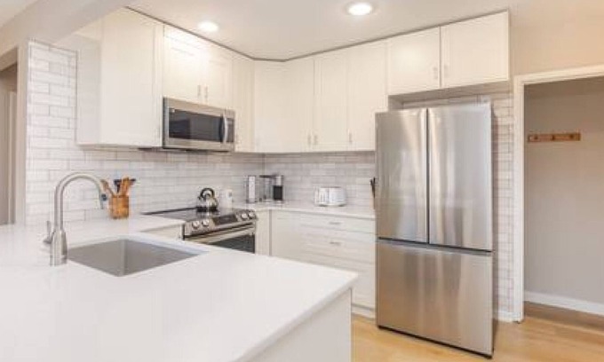 West Des Moines House | Stylish 3 Bedroom Home in West Des Moines