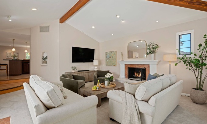 West Mesa House | Stylish 3 bedroom Mesa Retreat with Warm Interior Design & Spacious Patio