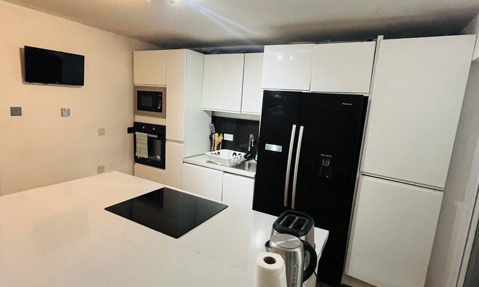 Great Linford House | Stylish 3 Bedroom + 2 Bathroom Townhome near Central Milton Keynes with Balcony
