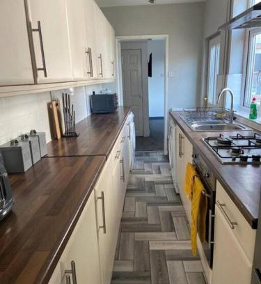 Golborne House | Stylish 3-Bedroom House in Warrington - Sleeps 5