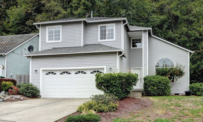 Retsil House | Stylish 3+bedroom house with WiFi, AC, & main floor flex room, in Port Orchard