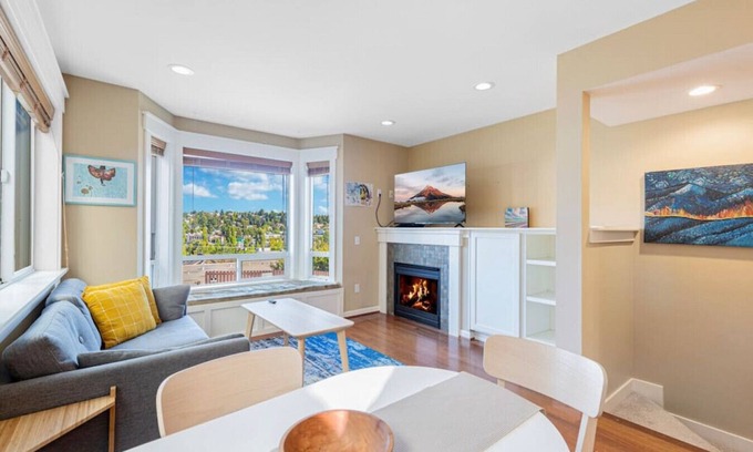 North Queen Anne House | Stylish 3b1.5b House Minutes from Seattle Downtown
