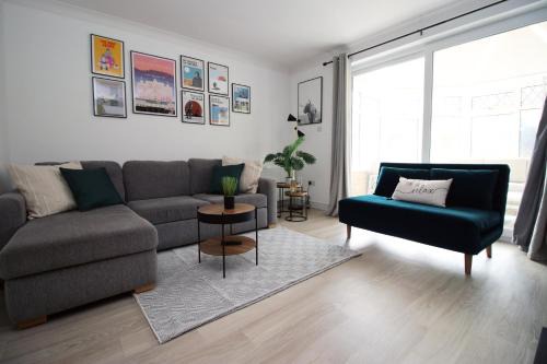 Newton St Loe House | Stylish 3BR Bath Home, Sleeps 6, Driveway Parking, Families and Contractors