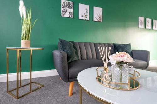 Langley Marish Apartment | Stylish 3BR Home, Sleeps 5, Contractor Deal-Friendly, Near M25, Free Parking