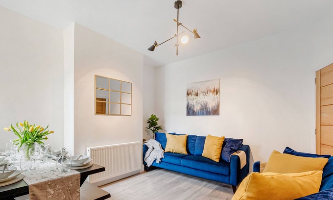 Manchester House | Stylish 4-Bed Home with On-Street Parking