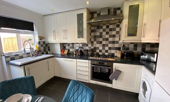 Milton Keynes House | Stylish 4 Bedroom House