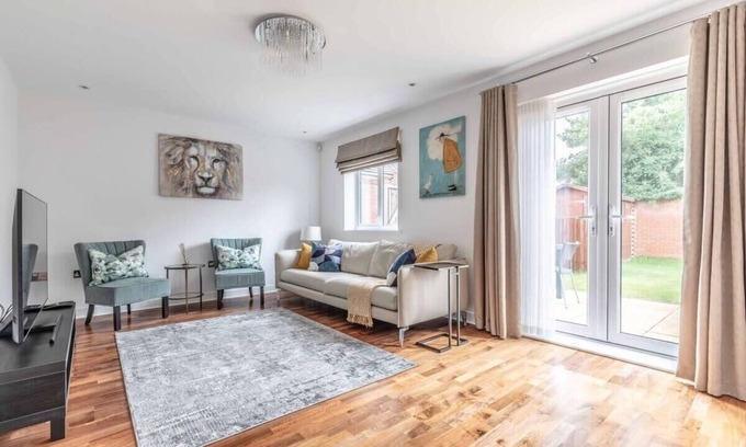 Slough House | Stylish 4-Bedroom Retreat in Slough