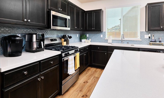 Fairfield House | Stylish 4BD Home ~ Pvt Backyard ~ Minutes to Napa