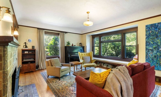 Belmont House | Stylish 4BR Belmont Haven w/Saltwater hot tub!