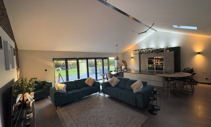 West Rainton House | Stylish 6 Bed - Huge Garden, 10 min to Durham City