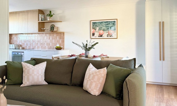 Buddina Apartment | Stylish abode walking distance to Point Cartwright, La Balsa & Kawana Beach.