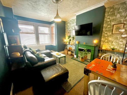 Southend-on-Sea Apartment | Stylish and artistic flat in Southend on Sea