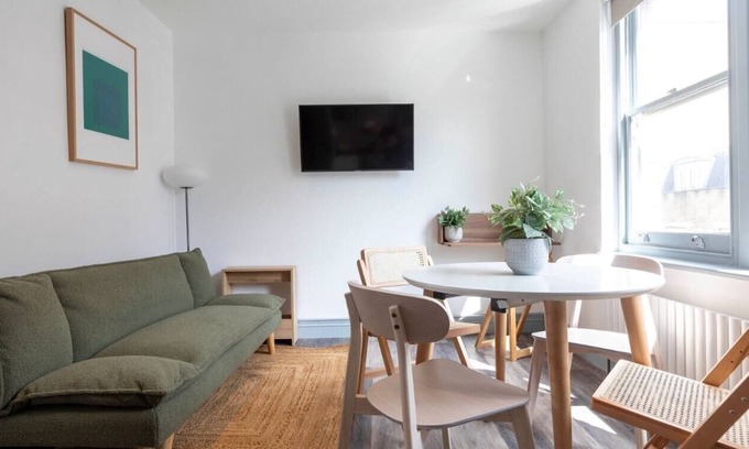 Bethnal Green Apartment | Stylish and Comfy 1-Bed, with Wi-Fi and workspace.