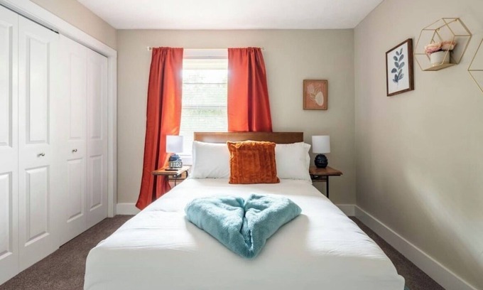 South Tuxedo Park Apartment | Stylish and Cozy 2 Bed/1.5 Bath Home