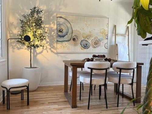 Los Angeles Apartment | Stylish and Cozy 2BR 1BA Getaway Near LAX - LMU - SoFi - Beaches