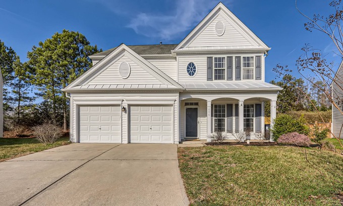 Breckenridge House | Stylish and Cozy Home - 5 miles to RTP Triangle Park & RDU Airport