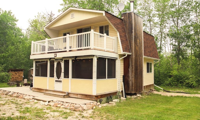 Victoria Beach Cabin | Stylish and private, recently renovated cabin, 17-minute walk from the beach!