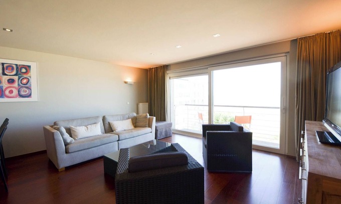 Oostduinkerke-Bad Apartment | Stylish apartment with balcony, sea views