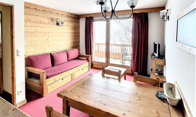 La Toussuire Apartment | Stylish Apartment · South-Facing Balcony · Pool & Parking