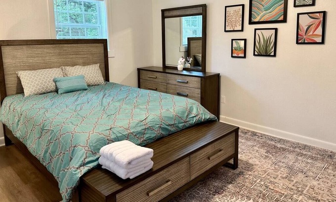 Hickory House | Stylish apartment in central location