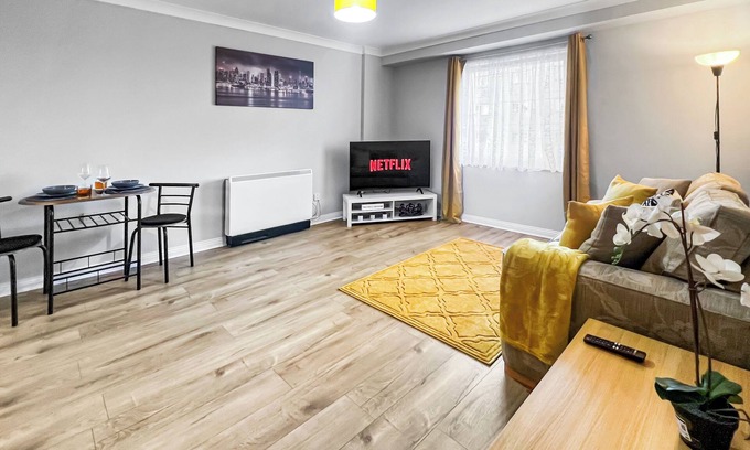 Feltham North Apartment | ⭑ Stylish Apartment Near Heathrow, Skyline Views ⭑