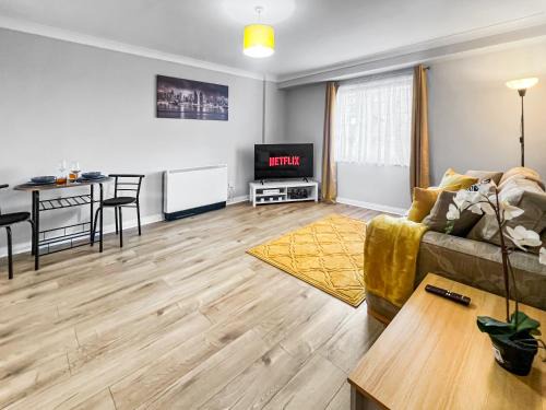 Feltham West Apartment | Stylish Apartment Near Heathrow, Skyline Views