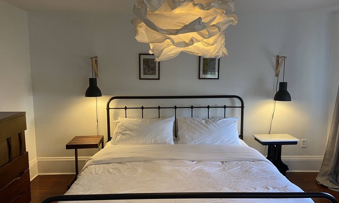 Savannah Victorian District Apartment | Stylish Apartment walk to Forsyth Park King Bed