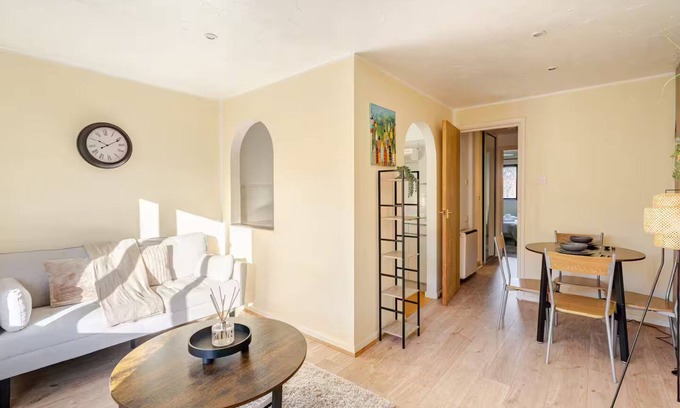 Island Gardens Apartment | Stylish Apt in Canary Wharf - Perfect For Business
