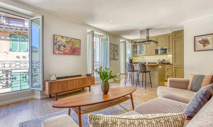 Cannes Old Town Apartment | Stylish Apt in charming le Suquet/Cannes-Steps from beaches, old port & Palais