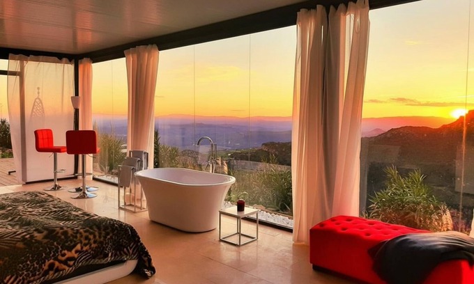 Casares House | Stylish, beautiful and exotic Oleandro glass Suite