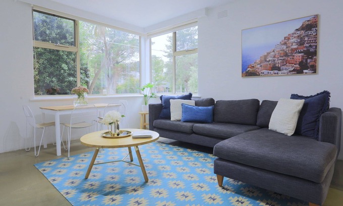 St Kilda West Apartment | Stylish Boutique Stay, meters from beach, restaurants, parks and tram