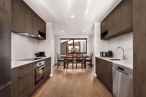 Addington Apartment | Stylish Brand New Sunny 3Bdrm 3Bth garage sleeps 6