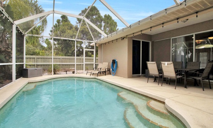 North Port House | Stylish & Bright, Mins to Downtown, Pool, Parking