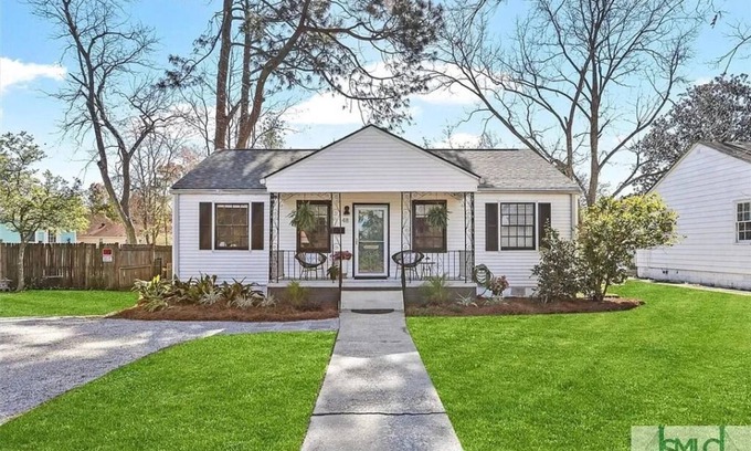 Twickenham House | Stylish Bungalow in Savannah, King & Queen Bed + Office. 2 miles to Downtown.