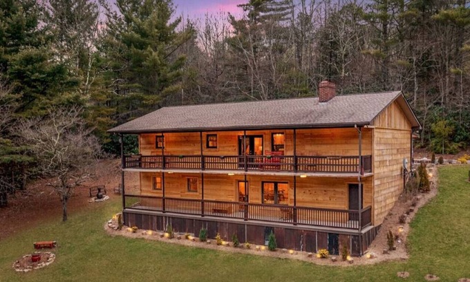Newland Cabin | Stylish Cabin: Peaceful, Panoramas, Game room